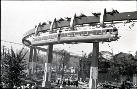 上野動物園のモノレール1957年.jpg