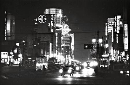 夜の銀座晴海通り1966年.jpg